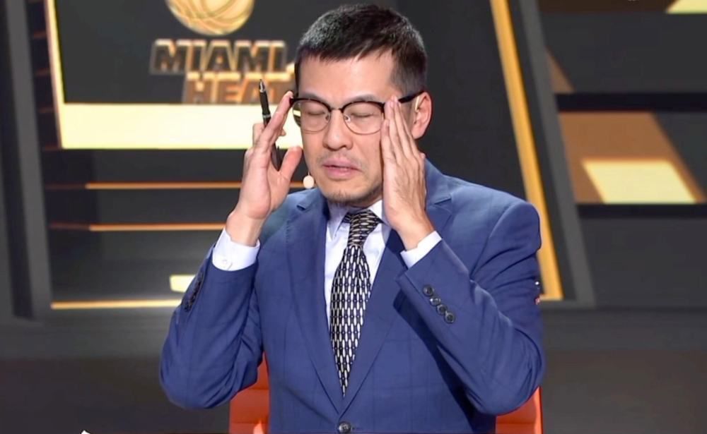 安妮（斯嘉丽•约翰逊 饰），一位身世于通俗工人家庭的纽约年夜学结业生，带着母亲的殷切但愿筹办成为一位成功的职场女性。可是，就在安妮对本身的前程与将来感应苍茫的时辰，一个不测却打破了她本来的糊口轨迹，她在纽约上东区第五年夜道的X家找到了一份保母的工作——全天候赐顾帮衬X家四岁的儿子格莱尔。可是，这份收进不菲的工作却不像本身想象中那末轻松。除和率性调皮的格莱尔打交道外，安妮还要负责一些家中的杂活儿，同时隐瞒母亲身己此刻的工作。而富有的X家仿佛也不像那样鲜明，X师长教师全日忙着赚钱，不在家中；X太太则忙于购物、服装、社交，偶然还对安妮的工作吹毛求疵，佳耦俩不单无暇顾及儿子格莱尔，并且婚姻仿佛还呈现了裂缝。而此时，一个帅气的大族后辈哈佛（克里斯•伊文斯 饰）却闯进了她的糊口。卷进这一切的安妮是不是能当好这个大族保母？她与哈佛将情回何处……